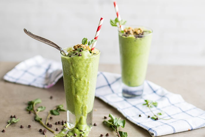 Chocolate Chip Mint Smoothie / These creamy, dreamy smoothie tastes too much like a milkshake! All nutritious ingredients, no sugar. Like ice cream for breakfast!