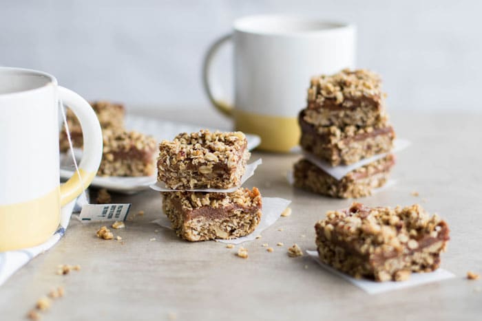Gluten Free Date Bars / These delicious snack bars are full of healthy, energizing dates, oatmeal and walnuts. 100% clean, 110% caramelly-deliciousness.