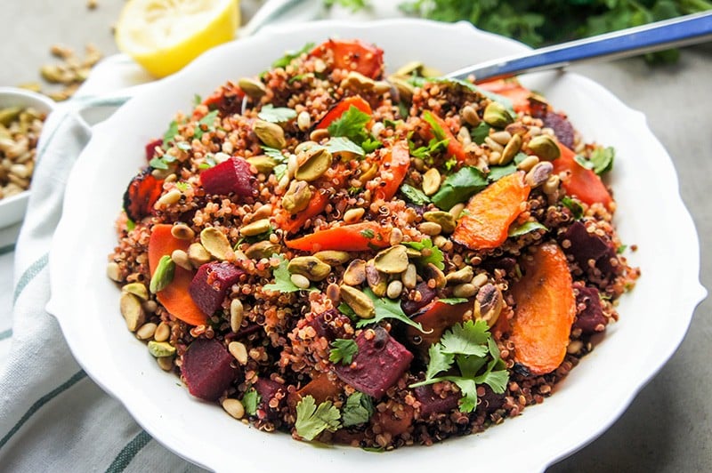 Roasted Beet and Carrot Quinoa Salad / This delicious whole grain and gluten free salad has sweet caramelized roasted vegetables and toasted nuts for a great crunch!
