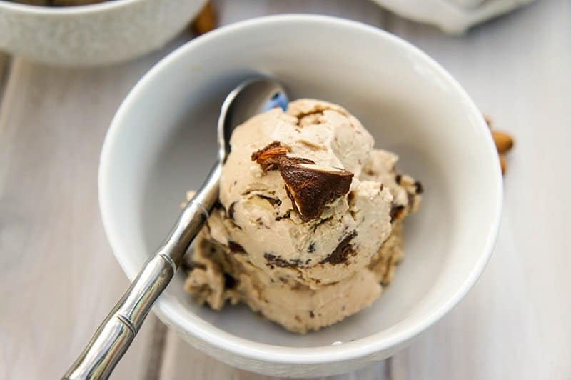 Mocha Fudge Almond Greek Frozen Yogurt / Vitamin Sunshine / This high protein, low sugar frozen treat is sure to brighten up your summer. Put it together in 10 minutes, then freeze for a healthy treat.