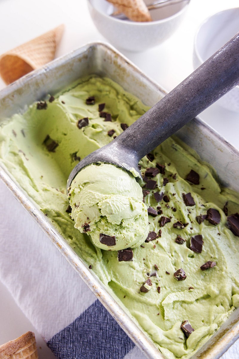 Mint Fudge Chunk Frozen Yogurt / This is no ordinary ice cream! Made with 2 green veggies and greek yogurt, it packs a serious nutritional punch!