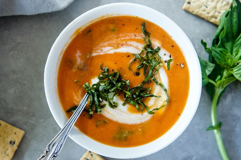 Creamy Tomato Basil Soup / This vegan and paleo warming soup is packed with 5 veggies. The perfect warm-up light meal!