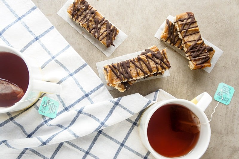 Crispy Oatmeal Date Caramel Bars / These indulgent treats are made with all healthy ingredients! Gluten free, Dairy Free, Refined Sugar Free