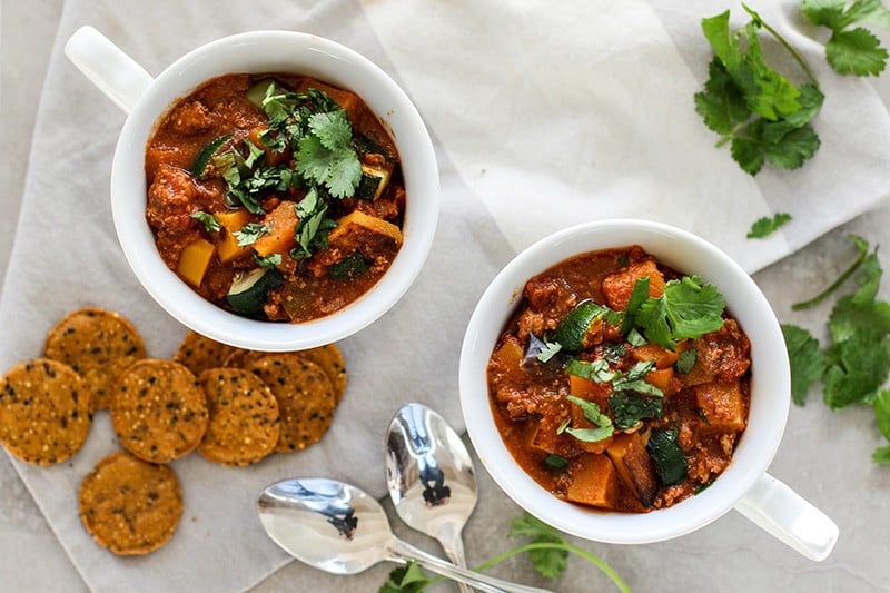 Roasted Butternut Turkey Chili / This Whole30/Paleo chili is packed with sweet roasted veggies and lots of protein. My new favorite chili recipe!