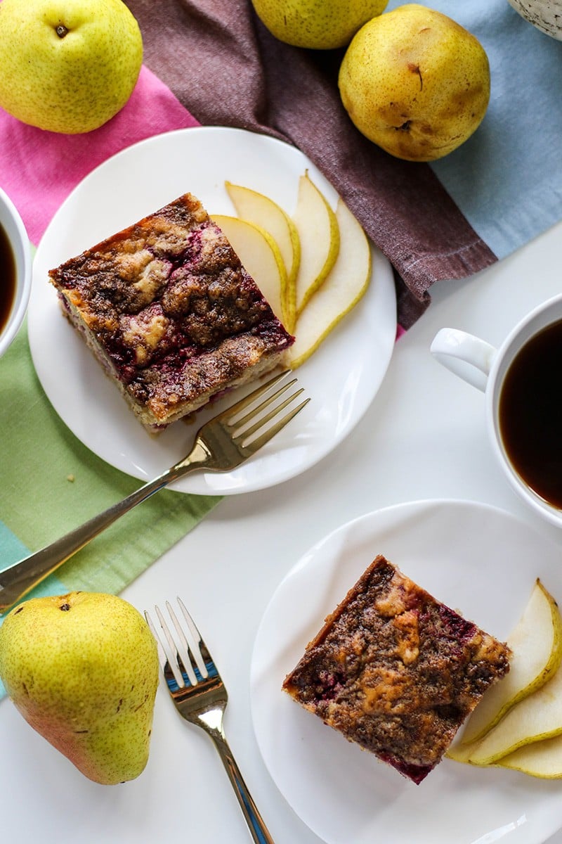 Raspberry Pear Coffee Cake / This beautiful and moist gluten free coffee cake is full with sweet pears and tart raspberries. The perfect brunch dish!