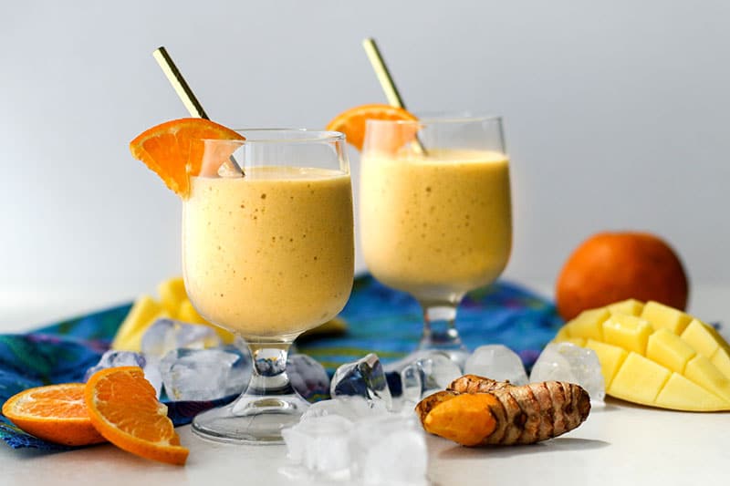 24 Carat Gold Smoothie / This turmeric and ginger superfoods smoothie is sweet and spicy, with powerful anti inflammatory ingredients.