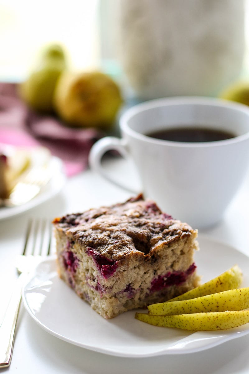 Raspberry Pear Coffee Cake / This beautiful and moist gluten free coffee cake is full with sweet pears and tart raspberries. The perfect brunch dish!