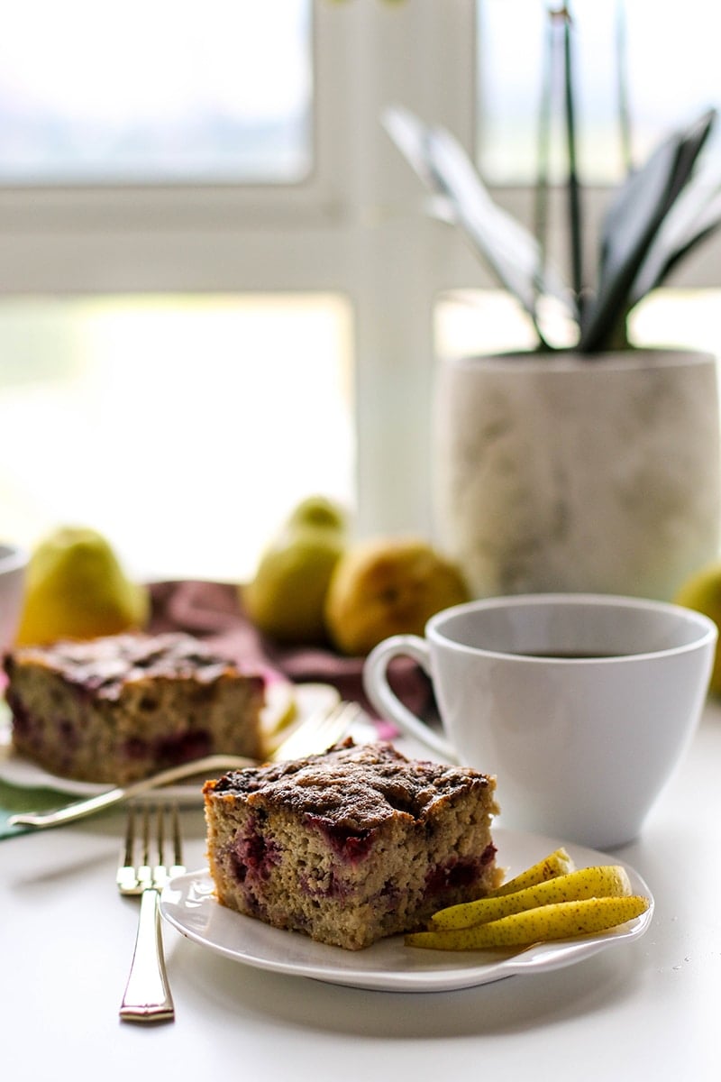 Raspberry Pear Coffee Cake / This beautiful and moist gluten free coffee cake is full with sweet pears and tart raspberries. The perfect brunch dish!