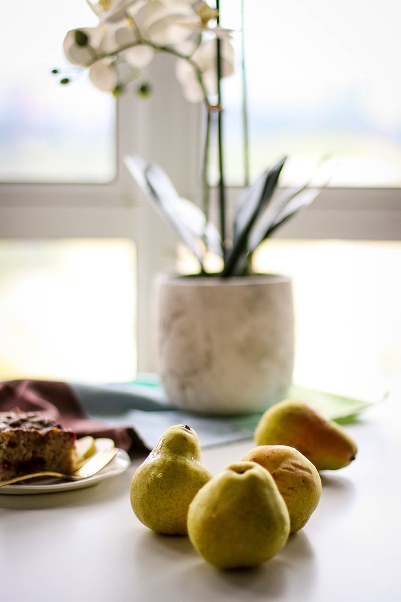 Raspberry Pear Coffee Cake / This beautiful and moist gluten free coffee cake is full with sweet pears and tart raspberries. The perfect brunch dish!