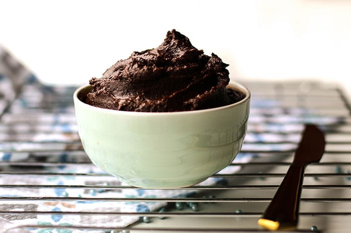 Healthy Chocolate Frosting / This rich and fudgy chocolate frosting is made with a base of sweet potatoes and is naturally sweetened.