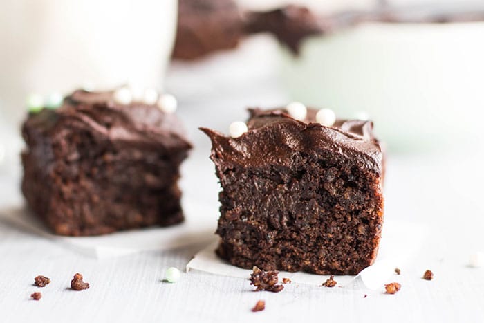 Chocolate Quinoa Cake / This healthy chocolate snack cake is made with quinoa and sweetened entirely with fruit!