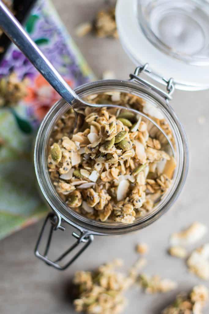 Coconut Granola / This healthy, homemade granola recipe is so easy to make, and it a delicious and crunchy yogurt or smoothie bowl topper.