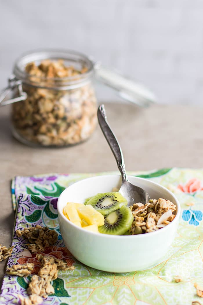 Coconut Granola / This healthy, homemade granola recipe is so easy to make, and it a delicious and crunchy yogurt or smoothie bowl topper.