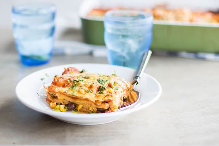 Vegetarian Enchilada Casserole Recipe / This healthy black bean and veggie casserole is so easy to put together, and freezes well for quick meals!