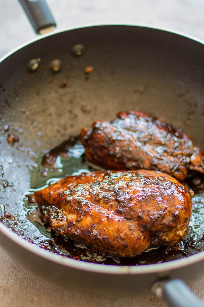 A pan showing how to pan fry balsamic chicken.