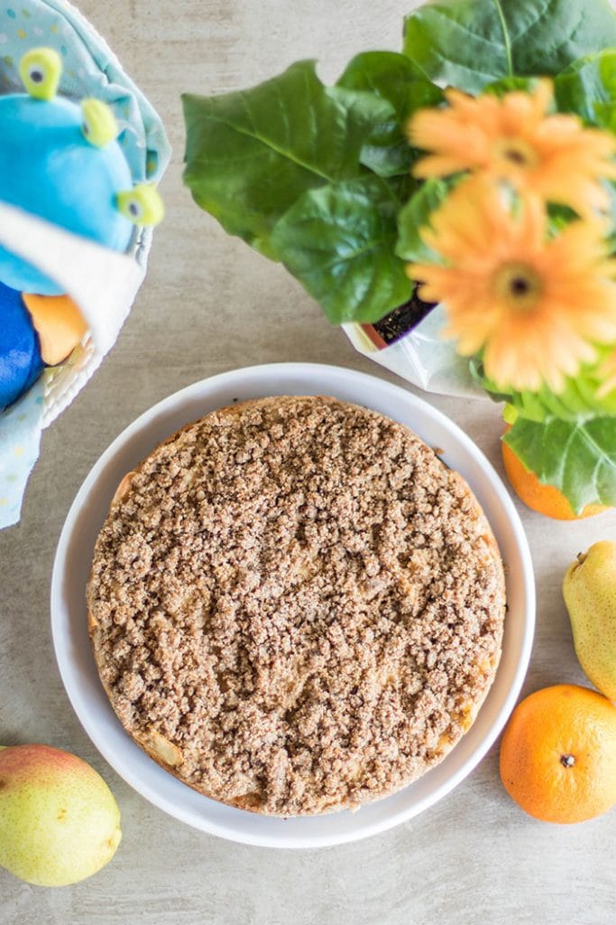 Apple Coffee Cake / This gluten free coffee cake is packed with apples and cinnamon, and topped with a delicious salted caramel sauce.