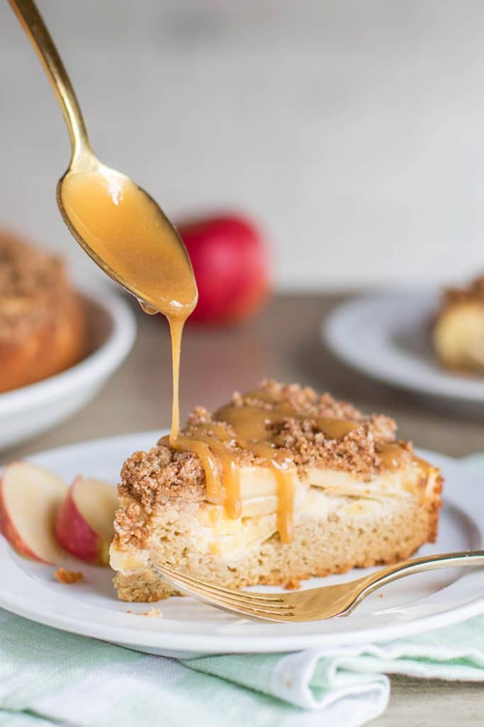 Caramel Apple Coffee Cake / This gluten free coffee cake is packed with apples and cinnamon, and topped with a delicious salted caramel sauce.