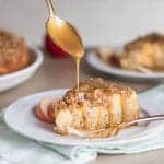 Caramel Apple Coffee Cake / This gluten free coffee cake is packed with apples and cinnamon, and topped with a delicious salted caramel sauce.
