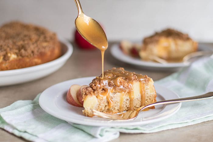 Caramel Apple Coffee Cake / This gluten free coffee cake is packed with apples and cinnamon, and topped with a delicious salted caramel sauce.