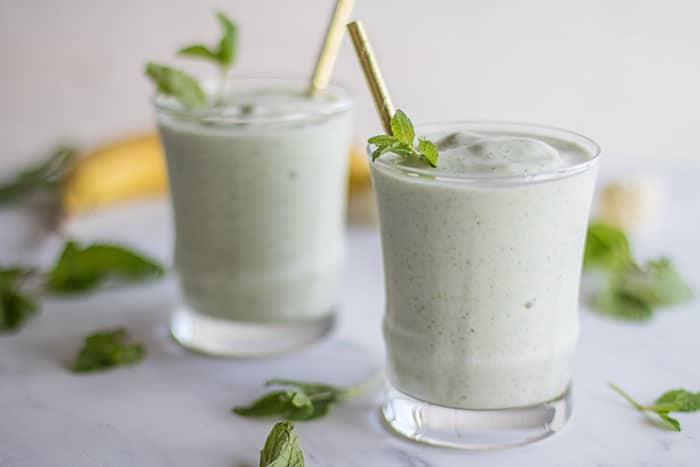 Peppermint Detox Smoothie / This veggie based smoothie is packed with nutrients. The perfect meal or snack after overindulging during the holidays!