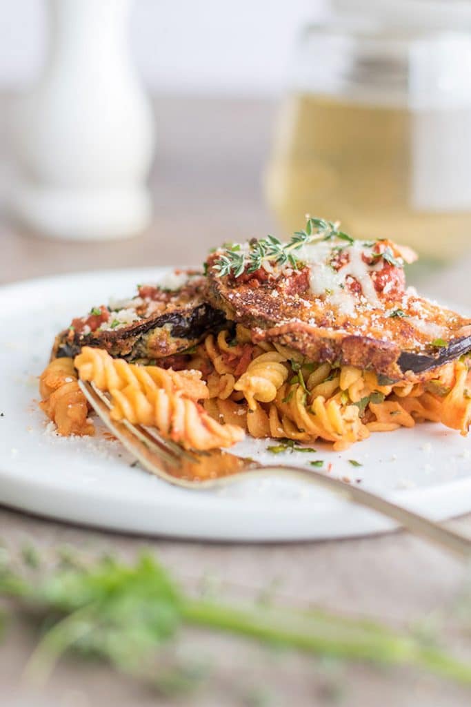 Baked Eggplant Parmesan Pasta / This gluten free baked pasta dish is a great! Made #glutenfree with Chickapea Pasta, and layered with crispy baked eggplant slices and lots of cheese!