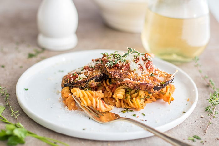 Eggplant Parmesan Pasta / This gluten free baked pasta dish is a great! Made #glutenfree with Chickapea Pasta, and layered with crispy baked eggplant slices and lots of cheese!