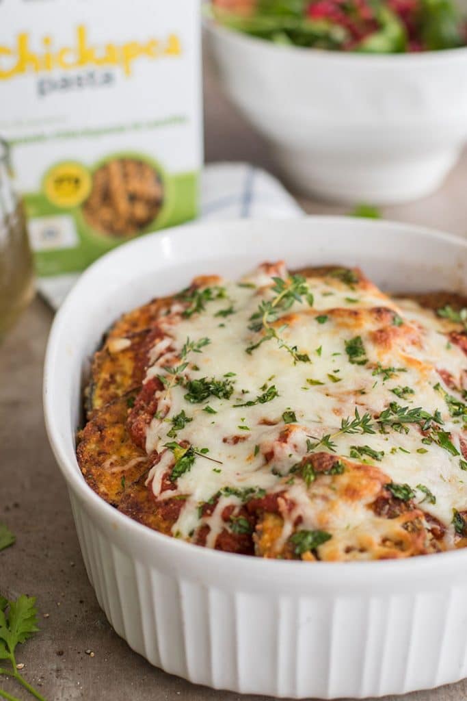 Gluten Free Eggplant Parmesan Pasta / This gluten free baked pasta dish is a great! Made #glutenfree with Chickapea Pasta, and layered with crispy baked eggplant slices and lots of cheese!