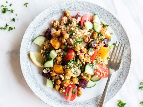 https://sunkissedkitchen.com/wp-content/uploads/2018/10/moroccan-chickpea-quinoa-salad-on-plate-500x375.jpg