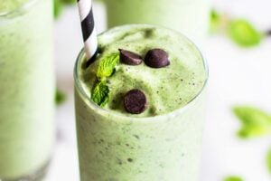 Dreamy Chocolate Chip Mint smoothie speckled with dark chocolate.