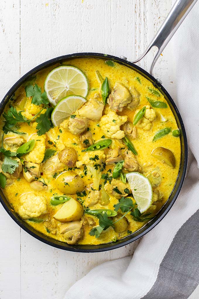 A large pan filled with a delicious thai chicken curry.