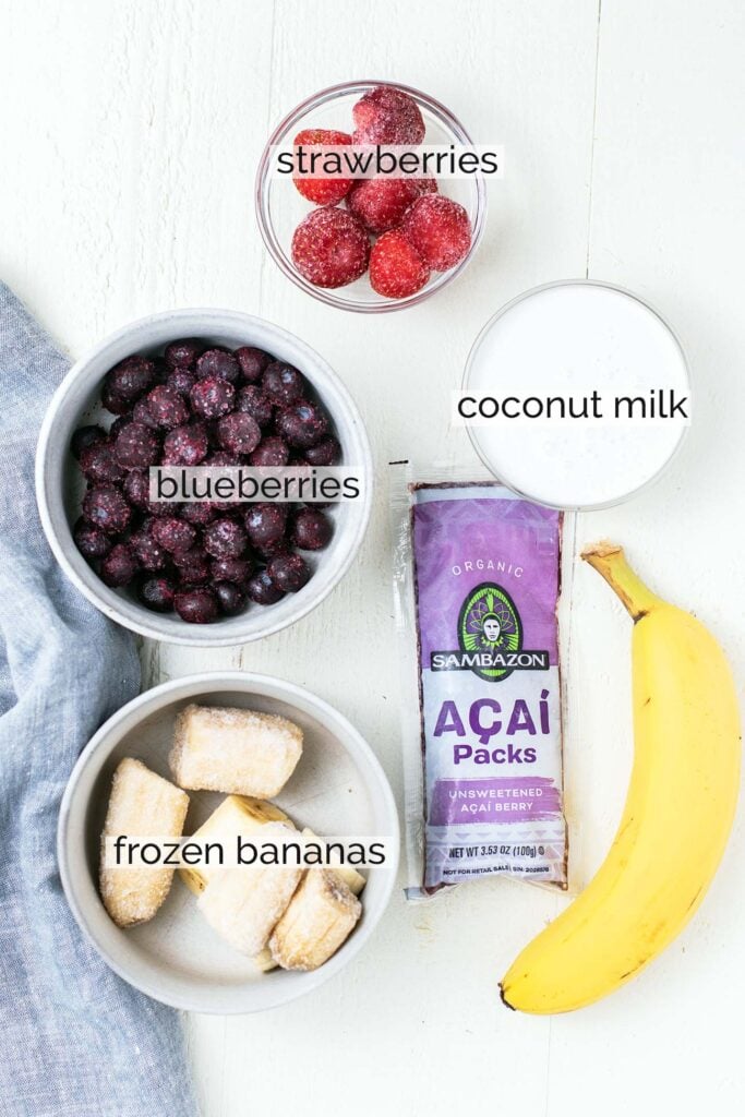 The ingredients needed to prepare a acai smoothie bowl at home.