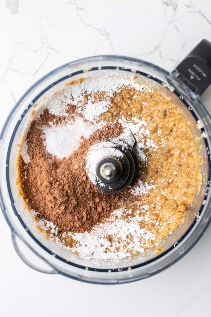 The arrowroot and cacao powder added into the quinoa mixture.