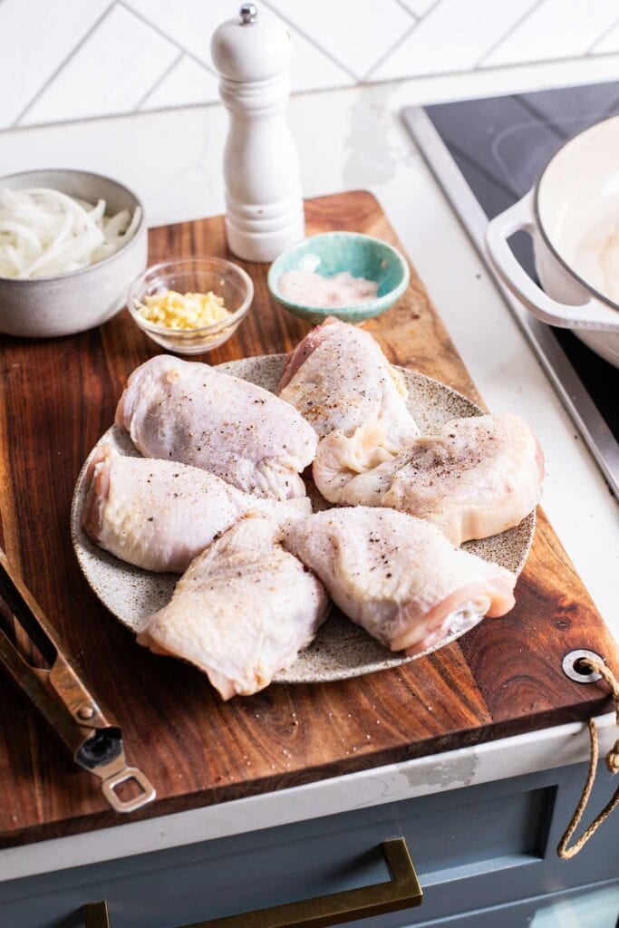 Step 1 shows seasoning the chicken thighs with salt and pepper.