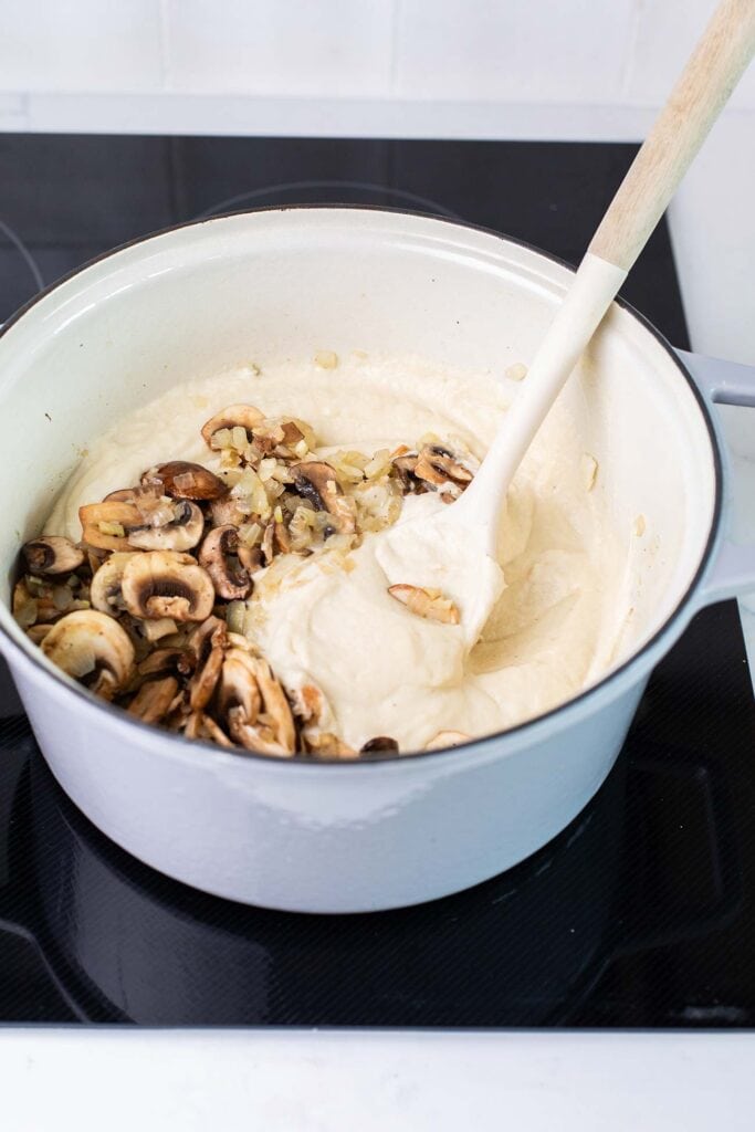 Step 5 shows adding the cauliflower and cashew cream to the soup pot.