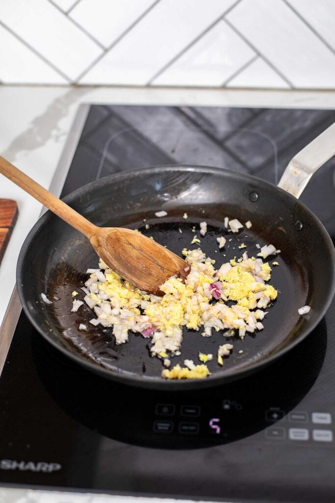 Step 2 shows sauteing the shallots and ginger in a skillet with sesame oil.