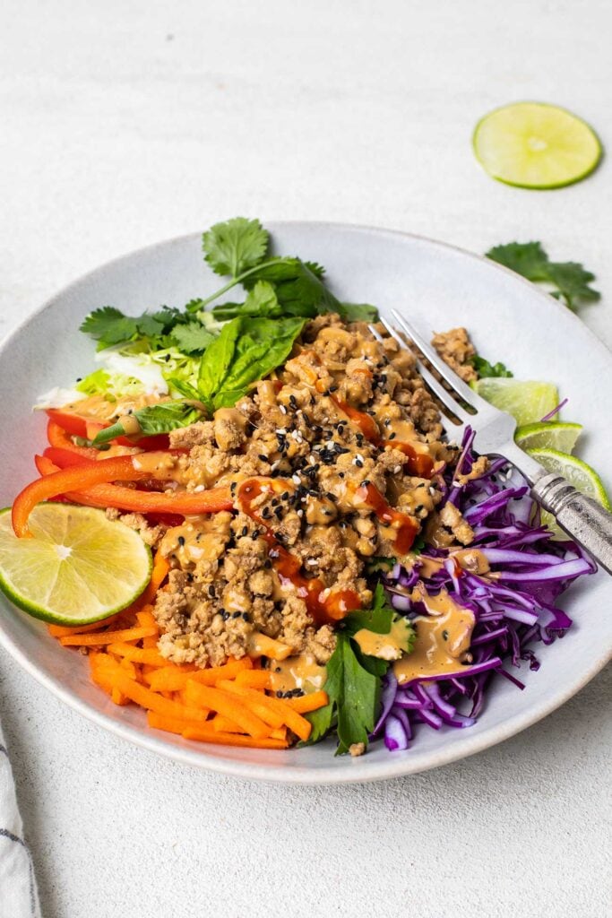 Step 6 shows drizzling the salads with the Thai dressing and garnishing with sesame seeds or nuts.