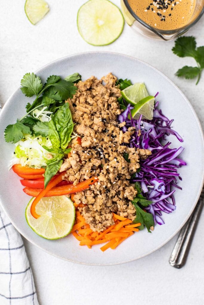 Step 5 shows adding chicken to the top of each salad.