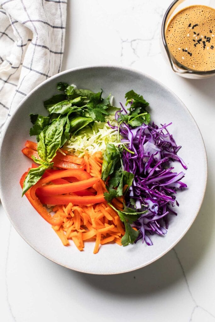 Step 4 shows layering the cabbage, carrots, peppers, and herbs into salad bowls.