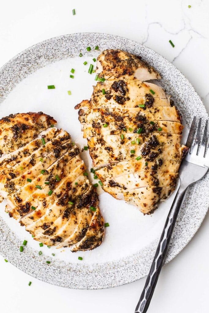 Step 5 shows two chicken breasts on a plate sliced into strips.