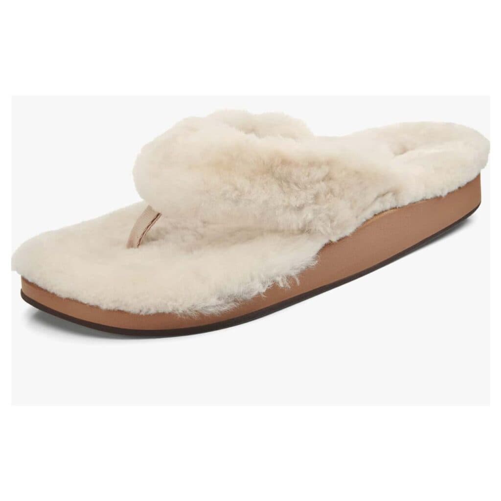 A pair of fuzzy thong slippers.